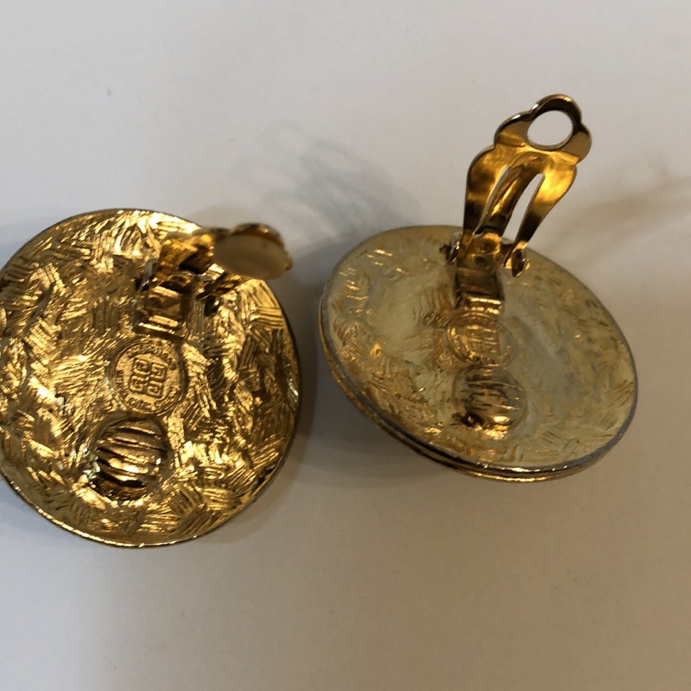 VINTAGE GIVENCHY GOLD TONE AND PEARL ROUND CLIP-ON EARRINGS - Picture 3 of 15